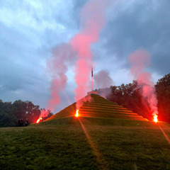 Bengalisches Feuer nach historischem Vorbild an der Landpyramide &copy;SFPM, Foto: SFPM, Lizenz: SFPM