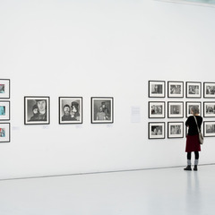 Ausstellungsansicht, Der gro&szlig;e Schwof, BLMK Cottbus, 2024, Foto: Bernd Sch&ouml;nberger, Lizenz: BLMK