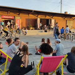 Festivalbesucher auf Liegest&uuml;hlen vor dem Bunten Bahnhof, Foto: Bunter Bahnhof, Lizenz: Bunter Bahnhof