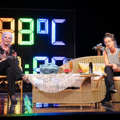 Die Moderatorinnen Corinna Jarosch und Franziska Benack (v.l.n.r.), Foto: Bernd Sch&ouml;nberger, Lizenz: Brandenburgische Kulturstiftung Cottbus-Frankfurt (Oder)
