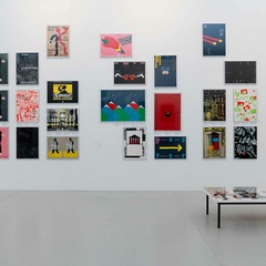 Ausstellungsansicht, Berlin siebdruckt: Hubert Riedel und ZW&Ouml;LF, BLMK Cottbus, 2024, Foto: Bernd Sch&ouml;nberger, Lizenz: BLMK