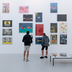 Ausstellungsansicht, Berlin siebdruckt: Hubert Riedel und ZW&Ouml;LF, BLMK Cottbus, 2024, Foto: Bernd Sch&ouml;nberger, Lizenz: BLMK