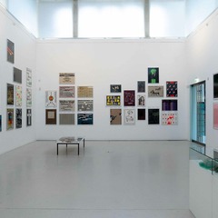 Ausstellungsansicht, Berlin siebdruckt: Hubert Riedel und ZW&Ouml;LF, BLMK Cottbus, 2024, Foto: Bernd Sch&ouml;nberger, Lizenz: BLMK