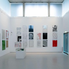 Ausstellungsansicht, Berlin siebdruckt: Hubert Riedel und ZW&Ouml;LF, BLMK Cottbus, 2024, Foto: Bernd Sch&ouml;nberger, Lizenz: BLMK