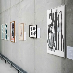 Ausstellungsansicht, Berlin siebdruckt: Hubert Riedel und ZW&Ouml;LF, BLMK Cottbus, 2024, Foto: Bernd Sch&ouml;nberger, Lizenz: BLMK