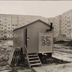 Bauwagen im Neubaugebiet, 1984, Silbergelatineabzug, Foto: Thomas Kl&auml;ber, Lizenz: Thomas Kl&auml;ber