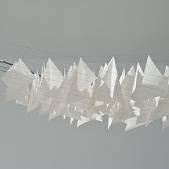 Alice Bahra, TRIO, Glasfaserst&auml;be, geflochtene Sehnen, Blei, gefaltete Transparentpapiere A3, Installationsansicht Kunstraum Potsdam 2024, Foto: Michael L&uuml;der, Lizenz: Alice Bahra