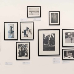 Ausstellungsansicht, An den R&auml;ndern taumelt das Gl&uuml;ck. Die sp&auml;te DDR in der Fotografie, BLMK Cottbus, 2025, Foto: Bernd Sch&ouml;nberger, Lizenz: BLMK