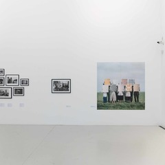Ausstellungsansicht, An den R&auml;ndern taumelt das Gl&uuml;ck. Die sp&auml;te DDR in der Fotografie, BLMK Cottbus, 2025, Foto: Bernd Sch&ouml;nberger, Lizenz: BLMK