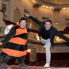 Hummel Mats und Moderator Juri Tetzlaff, Foto: Bernd Sch&ouml;nberger, Lizenz: Brandenburgische Kulturstiftung Cottbus-Frankfurt (Oder)