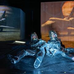 Szene aus TESLA, DIE SPREE UND DER KIRSCHGARTEN, Foto: Bernd Sch&ouml;nberger, Lizenz: Brandenburgische Kulturstiftung Cottbus-Frankfurt (Oder)