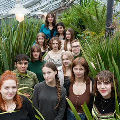 Jugendliche des Theaterjugendclubs bei Recherchen im Branitzer Park, Foto: Bernd Sch&ouml;nberger, Lizenz: Brandenburgische Kulturstiftung Cottbus-Frankfurt (Oder)