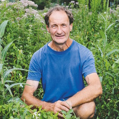 Jürgen Feder inmitten von Pflanzen, Foto: Susanne Schramke