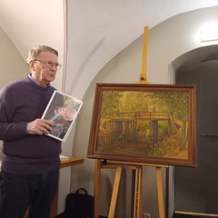 Jurij Wuschansky bei der Übergabe des Gemäldes von Horst Schlassar, Foto: Wendisches Museum, Lizenz: Wendisches Museum