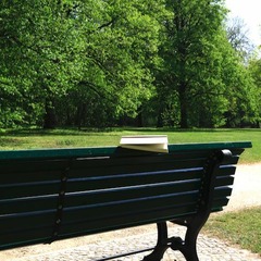 Literatur auf der Parkbank_MG_6907_800 KB, Foto: Henrik Jordan, Lizenz: MicaMoca project berlin e.V.